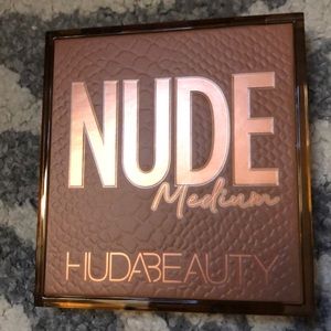 Huda Beauty Nude Medium Eyeshadow Palette
